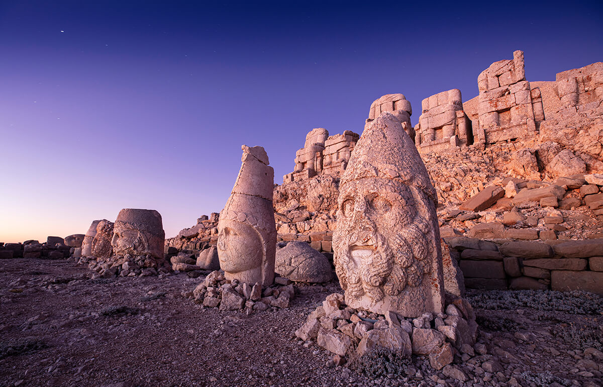 Nemrut Dağı’nın zirvesinde, dünya tarihinin en etkileyici miraslarından biri binlerce yıldır zamana meydan okuyor.