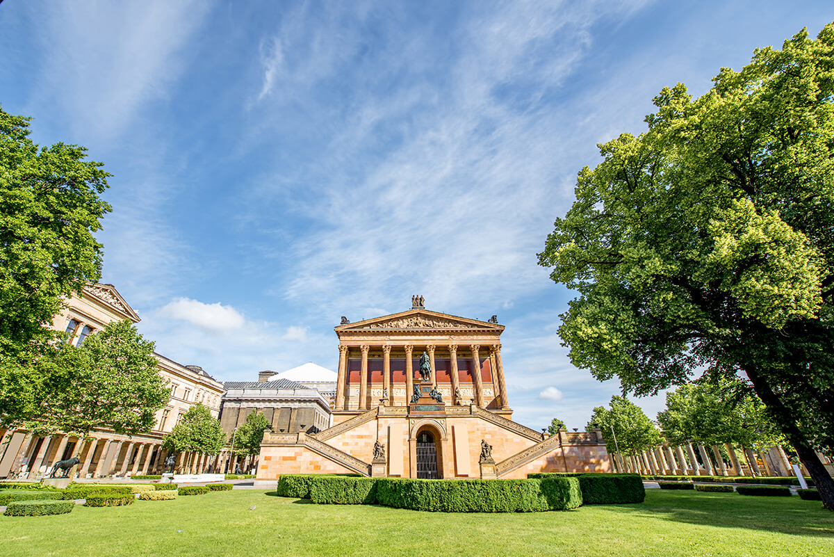 Berlin Müzeler Adası’na geldiğinizde en çok dikkatinizi çekecek yapılardan birisi de Alte Nationalgalerie.