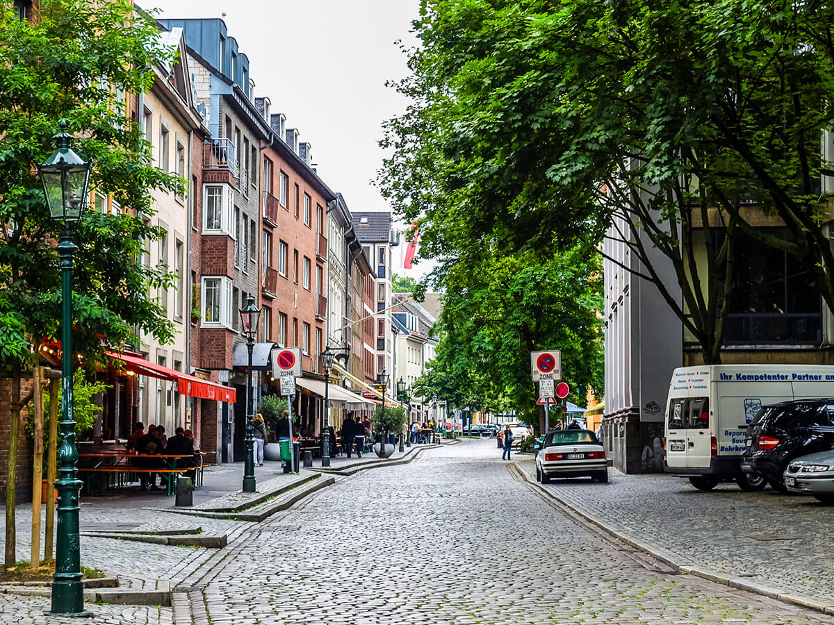 Ve sizi Düsseldorf ‘un en şirin yüzüyle tanıştıralım. Altstadt, “Eski Şehir” anlamına geliyor ki burasını anlatacak en güzel isim bu olabilirdi zaten.