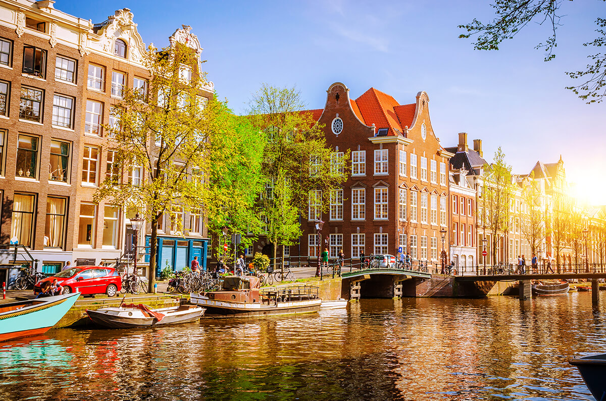 Eğlence ile romantizmi bir arada yaşamak isteyenler için rotamızı Amsterdam’a çeviriyoruz.