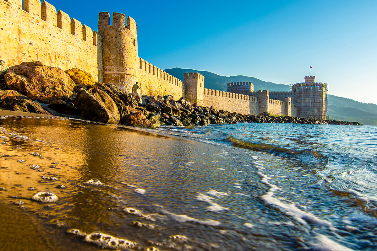 Mersin’de bulunan Anamur, Akdeniz tatilinin sadece Antalya ile sınırlı olmadığının en güzel kanıtı.