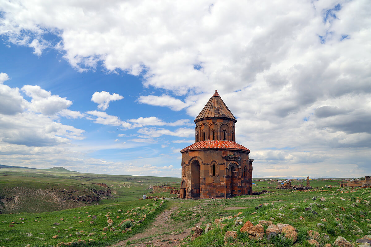 Kars’ın köklü tarihinin en güzel örneklerinden biri olan Ani Arkeolojik Alanı, eski çağlardan günümüze kadar ulaşmış eşsiz bir bölge.