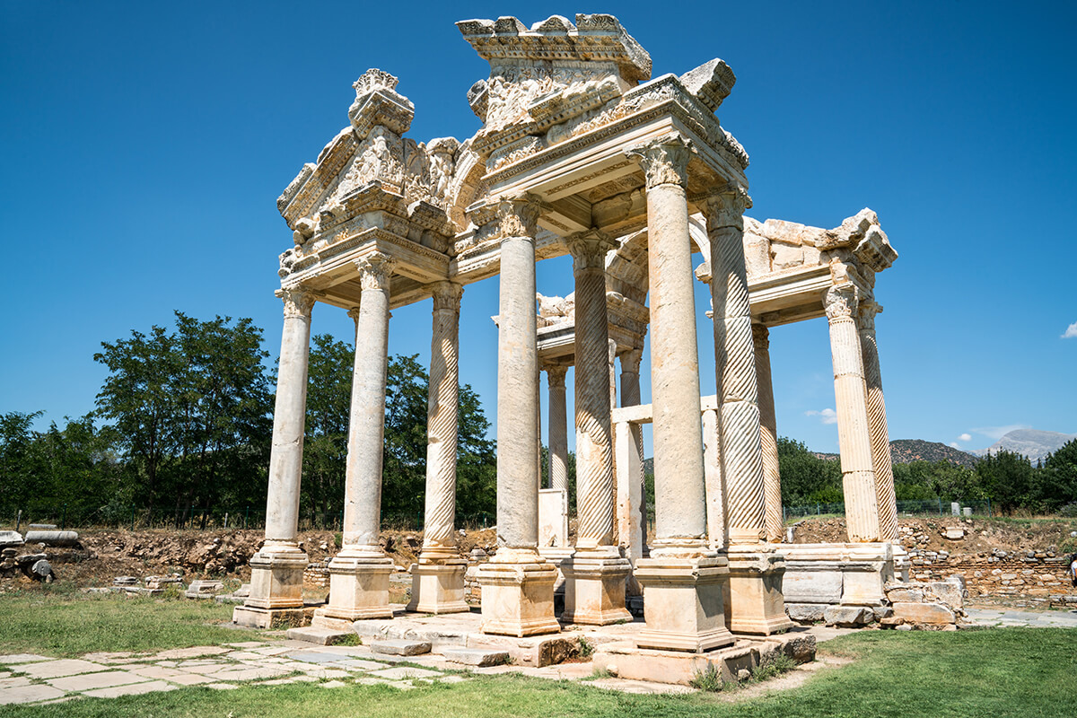 Aydın’ın Karacasu ilçesinde yer alan Aphrodisias Antik Kenti, ismini Yunan mitolojisinin güzellik ve aşk tanrıçası olan Afrodit’ten alacak kadar güzel bir kent.