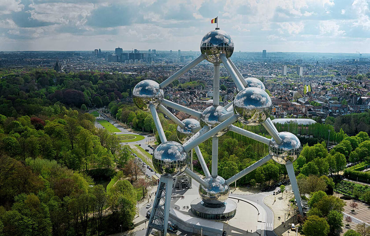Brüksel’in ikonik yapılarından birisi de ünlü Atomium anıtı. 1958 yılında gerçekleşen Expo 58 Fuarı için inşa edilen anıt, ünlü mimar Andre Waterkeyn’in imzasını taşıyor.