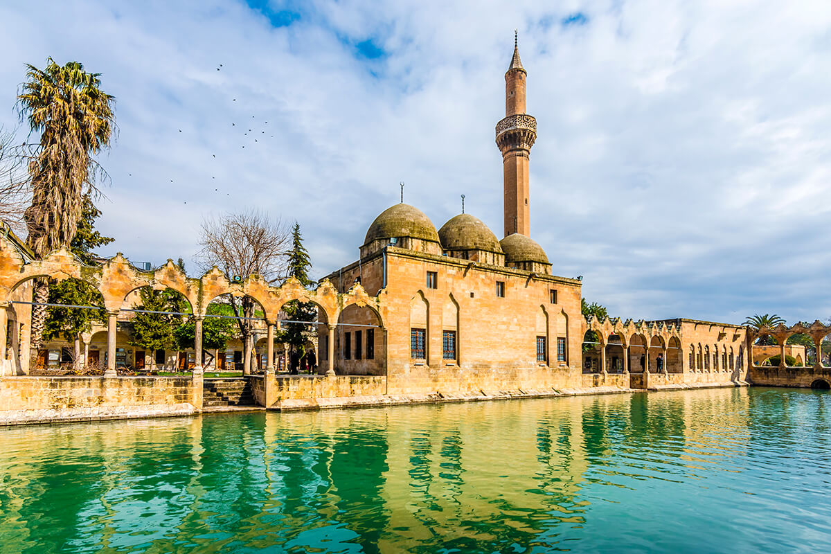 Şanlıurfa’da her yıl yerli ve yabancı binlerce ziyaretçiye ev sahipliği yapan Balıklıgöl, tarihi hikayeleri ve manevi yönü ile herkesi büyülüyor.