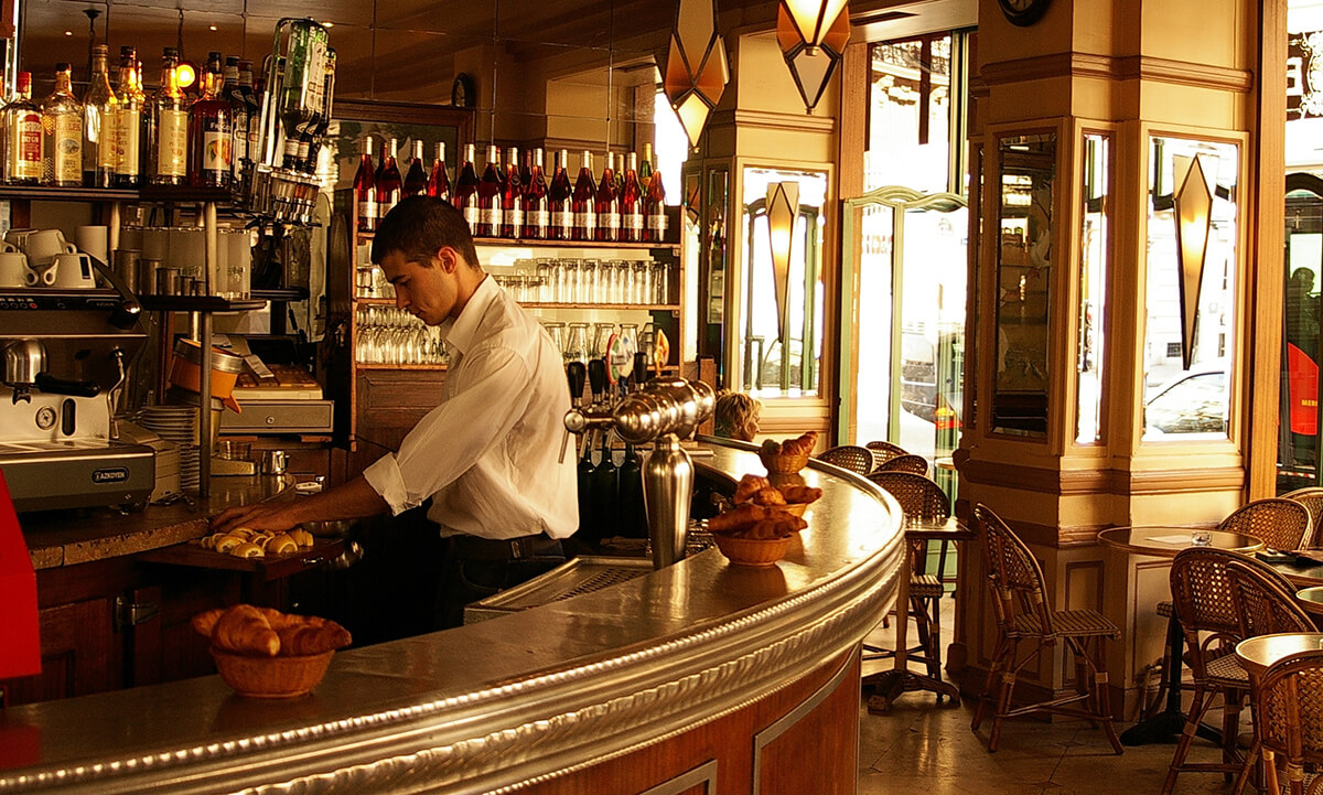 Paris’in en ünlü ve tarihî otellerinden Hotel Ritz’in alt katında yer alan Bar Hemingway, ismini Amerikalı ünlü yazar ve gazeteci Ernest Hemingway’den alıyor.