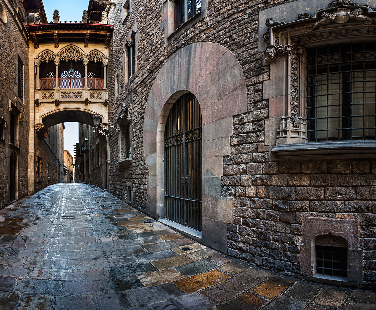 Orta Çağ’dan bir mahalle olan Barri Gotic, taş binaları, daracık sokakları, sevimli kafeleri, eğlence yerleri ile asla çıkmak istemeyeceğiniz bir bölge