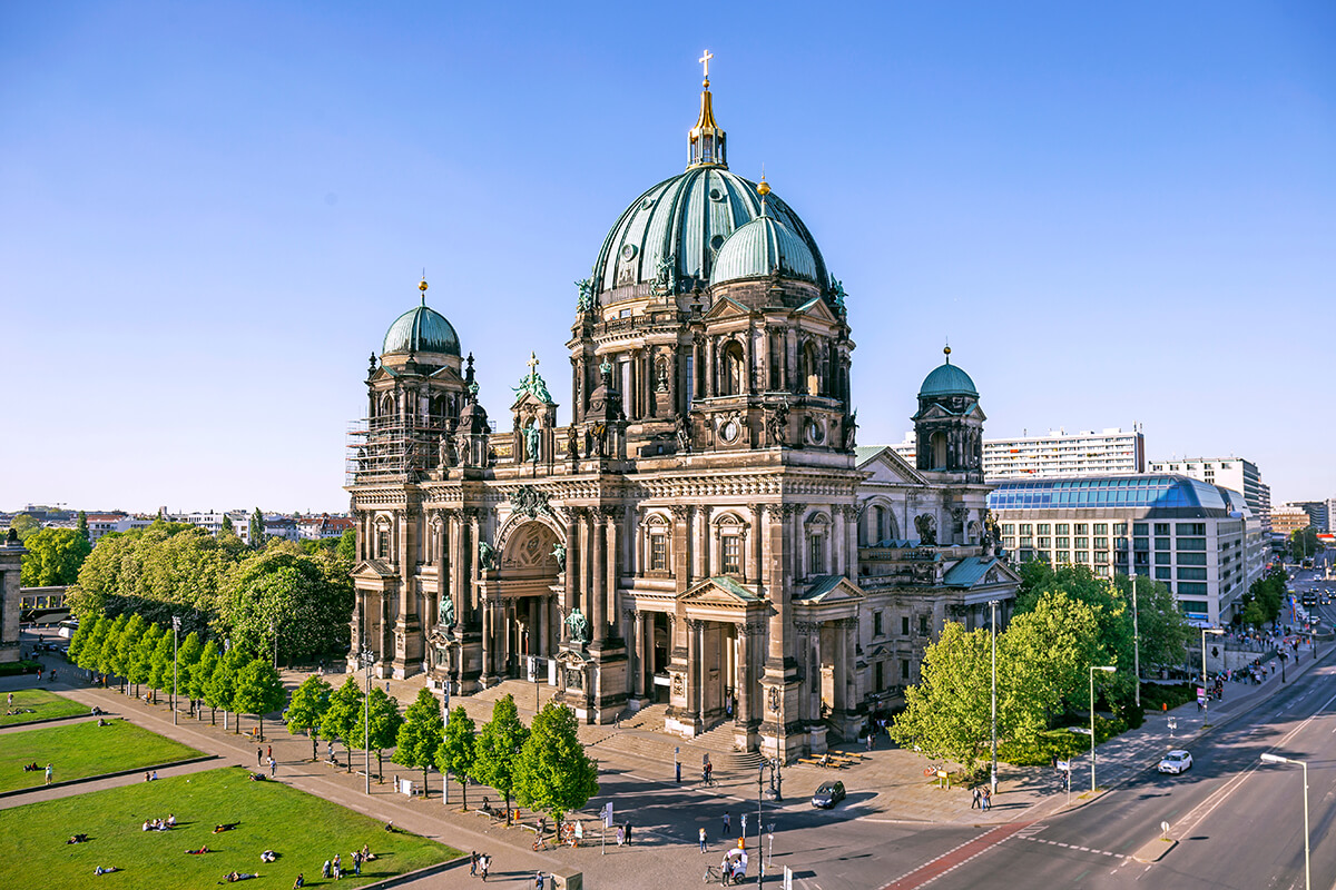Berlin Müzeler Adası olsa da üzerinde yer alan yapıların tamamı müze değil. Şehrin en görkemli dinî yapılarından biri olan Berlin Katedrali de Müzeler Adası’nın üzerinde yıllara meydan okuyor.