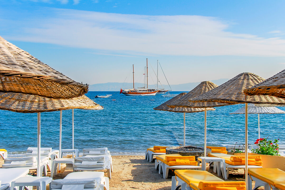 Bodrum’un merkezine en yakın plajlardan biri olan Bitez Plajı, halk plajı olarak Bodrumluların en çok tercih ettiği koy.