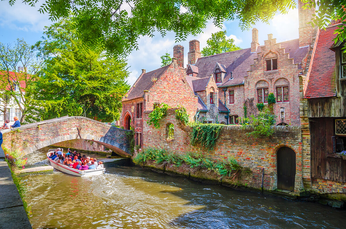 Belçika’nın en romantik şehirlerinden biri olan Brugge, Orta Çağ döneminden kalan mimari yapıları ve tarihî dokusuyla romantik bir tatil için harika bir ortam sunuyor.