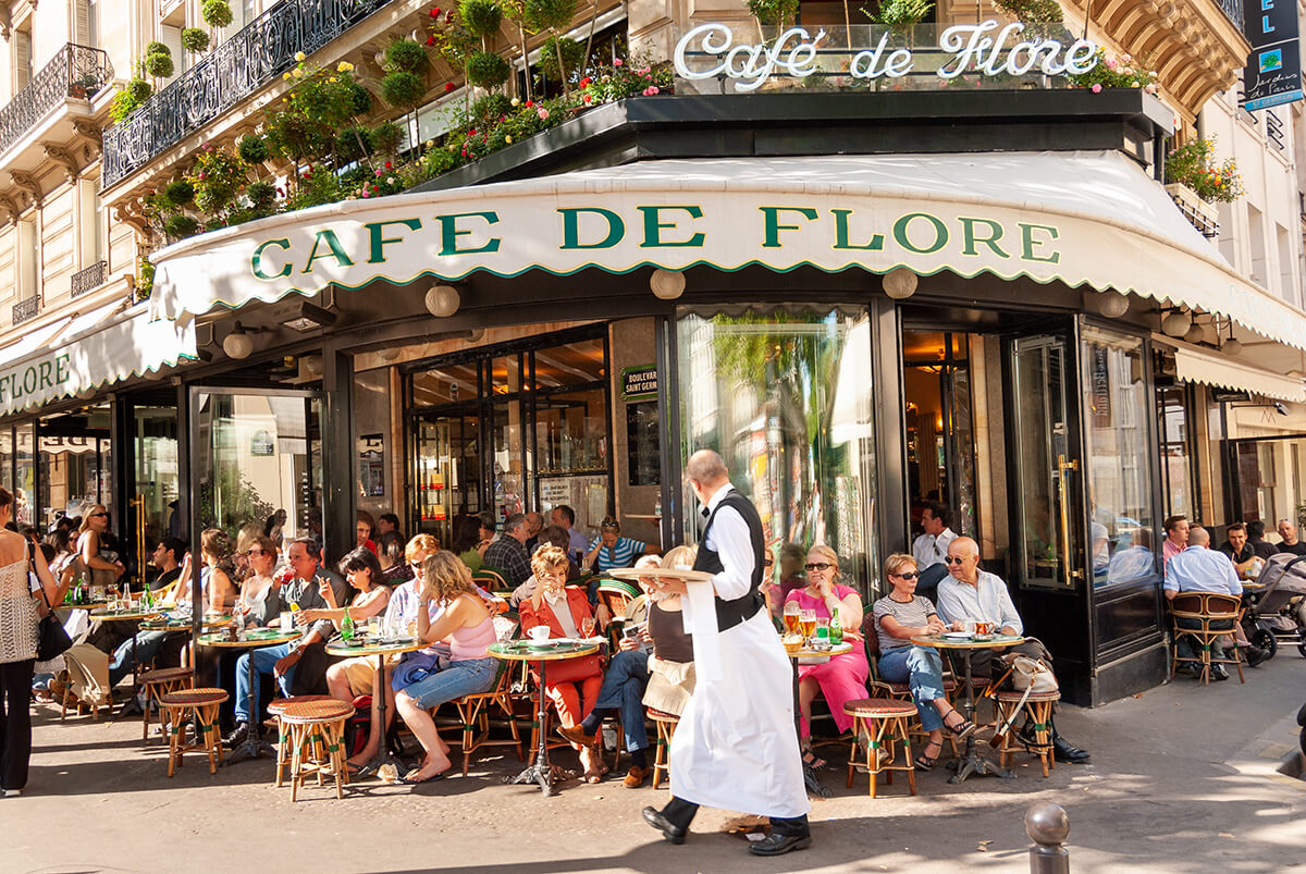 Paris’in en ünlü kafeleri sırasında her daim ilk sıralarda yer alan Cafe de Flore, şehirde mutlaka bir kere de olsa uğramanız gereken bir yer.