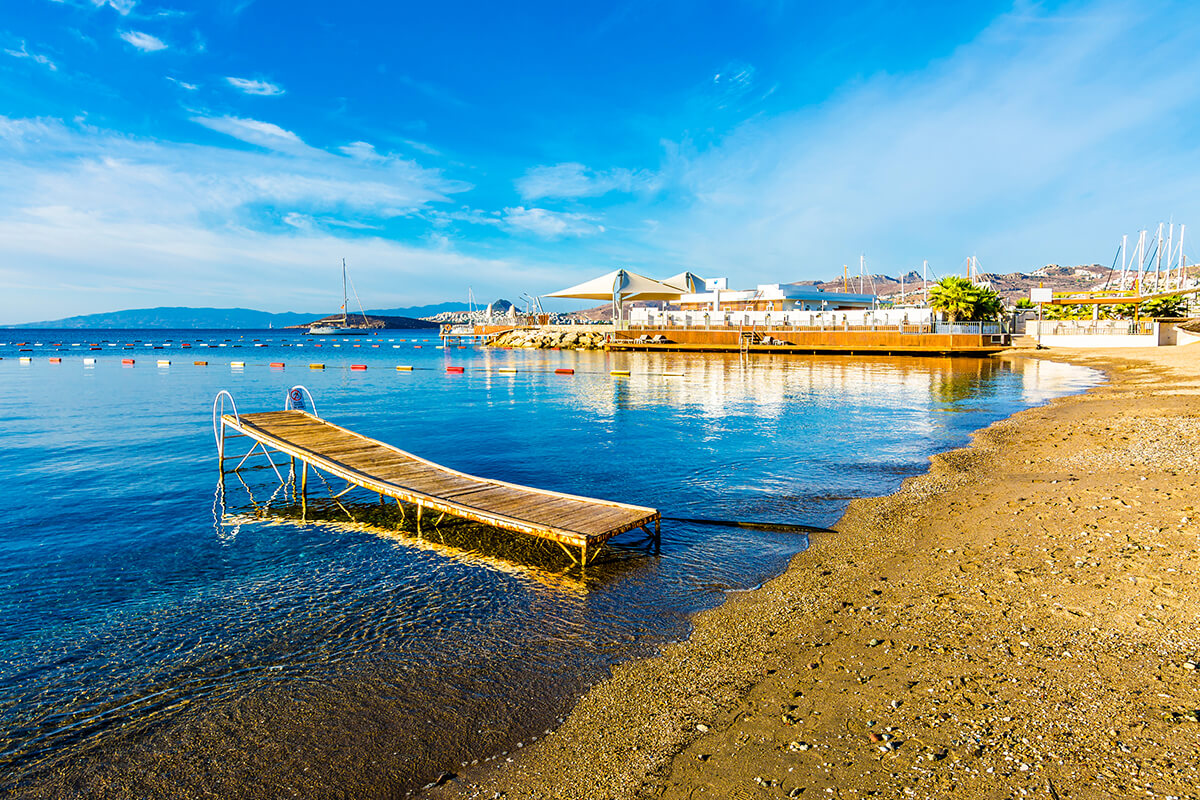 Bodrum’un en güzel plajlarından biri olan Camel Beach, uzun kumsalı ve masmavi deniziyle oldukça popüler.