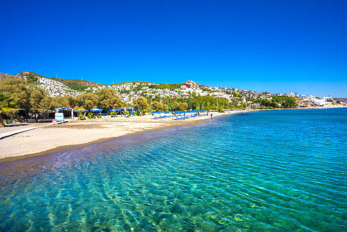 Bodrum’un en ünlü plajlarından Camel Beach, eskiden Kargı Koyu olarak da biliniyordu.