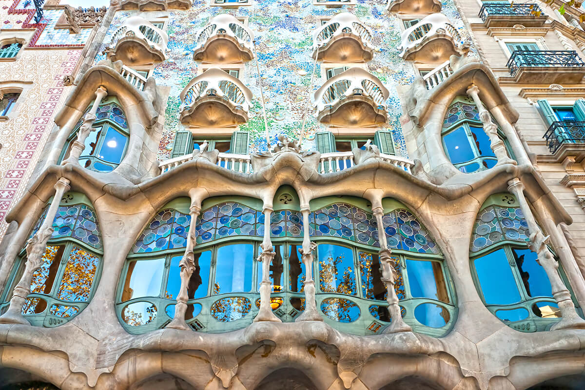 Casa Milà, ünlü politikacı Pere Mila için bir rezidans olarak tasarlanmış. Dalgalı bir deniz ve yosun temasını benimseyen bu bina, tıpkı az önce bahsettiğimiz yapılar gibi UNESCO Dünya Mirasları Listesi’ne alınmış.