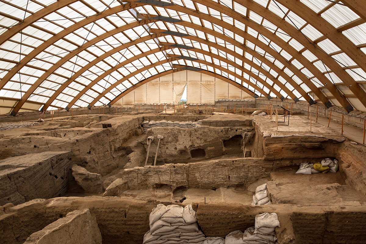 Konya’nın Çumra ilçesinde keşfedilen Çatalhöyük Neolitik Alanı, bulunduğu günden beri büyük yankı uyandırarak tarihin bilinen geçmişini değiştirmeyi başardı.