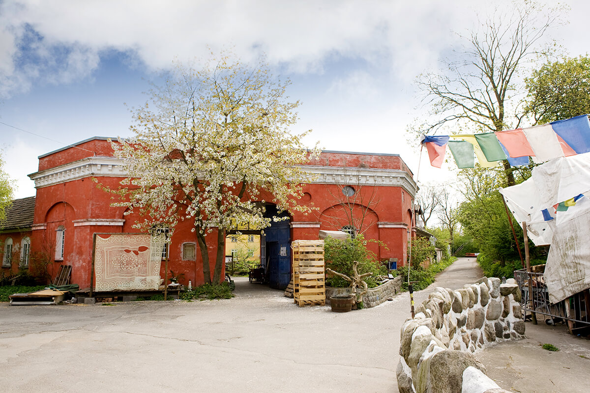 El yapımı hediyelik eşyalar, ev yemeği yapan restoranlar, sanatsal aktivitelerin gerçekleştiği galeriler, Christiania Bölgesi’nin atmosferini oluşturuyor.