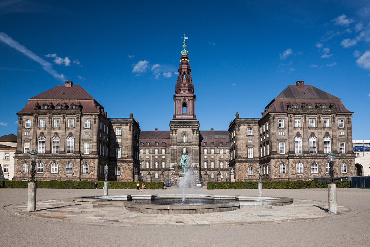 Christiansborg Sarayı, Slotsholmen Adası’nda bulunuyor. 800 yılı aşkın bir zamandır Danimarka’nın en güçlü merkezi burası.