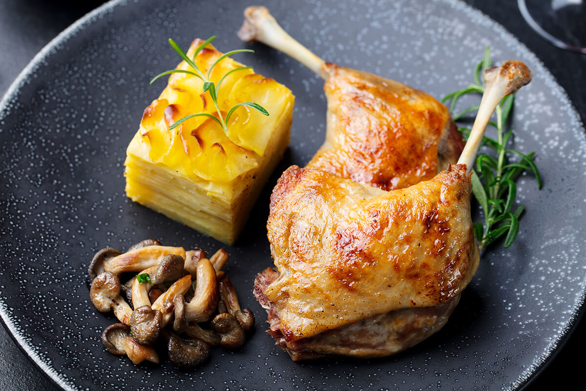 Fransız mutfağında ördek eti ile yapılan yemekler oldukça bol. Confit de canard olarak bilinen bu et yemeği de ördek etiyle yapılıyor.