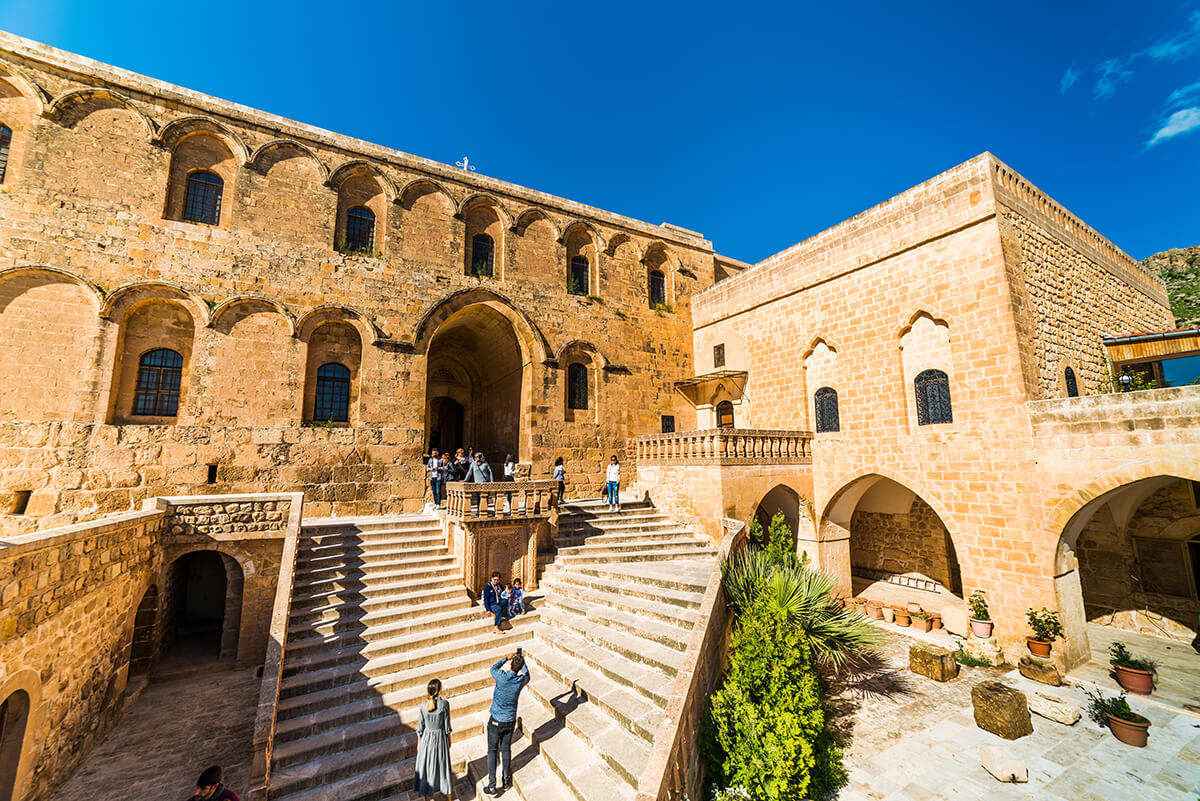 Mezopotamya’nın kadim topraklarının zenginliği herkesi büyülüyor. Bunun en güzel örneklerinden birisi de binlerce yıldır Mardin’de tarihe tanıklık eden Deyrulzafaran Manastırı