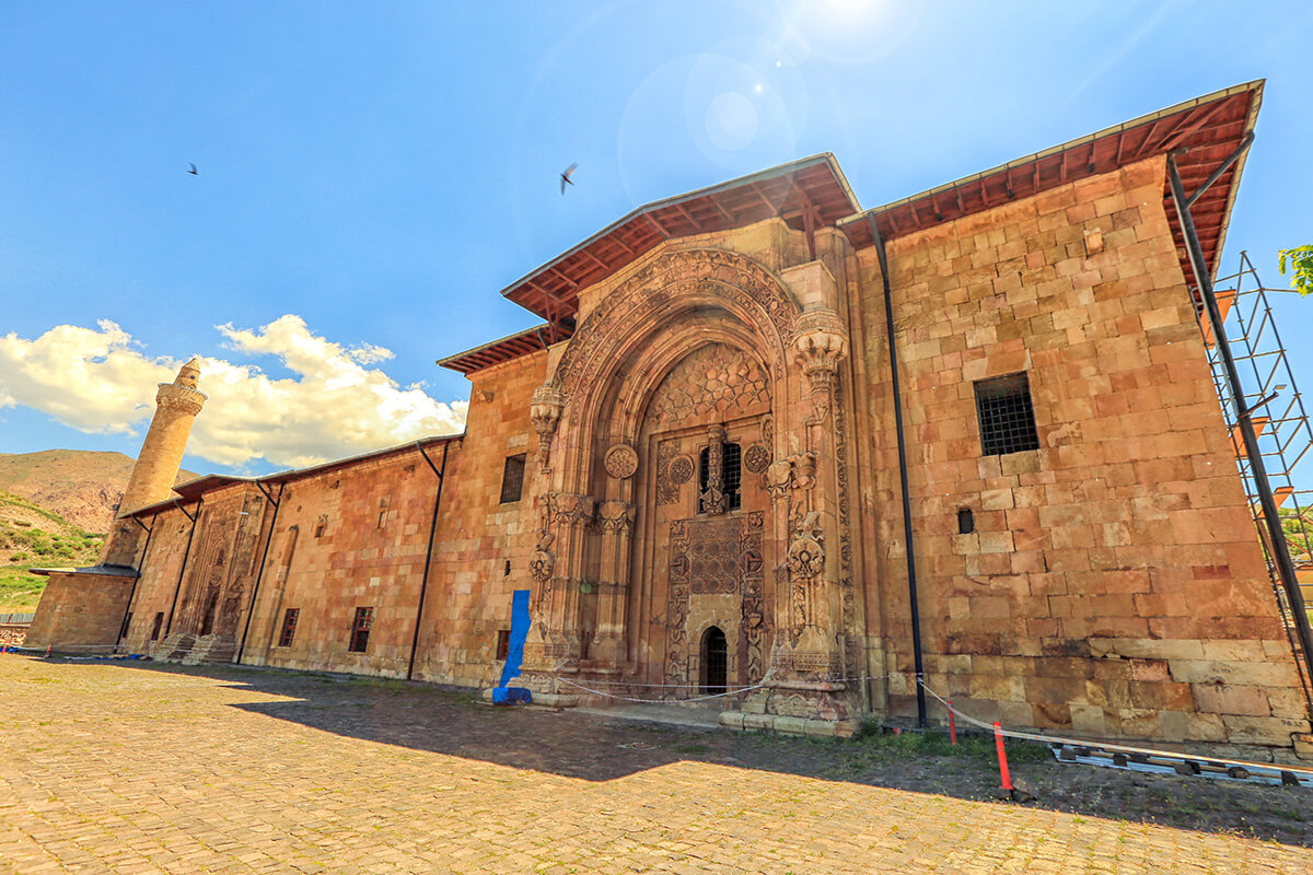 Divriği Ulu Cami ve Darüşşifası olarak da bilinen tarihi cami, Sivas’ın Divriği ilçesinde yer alıyor