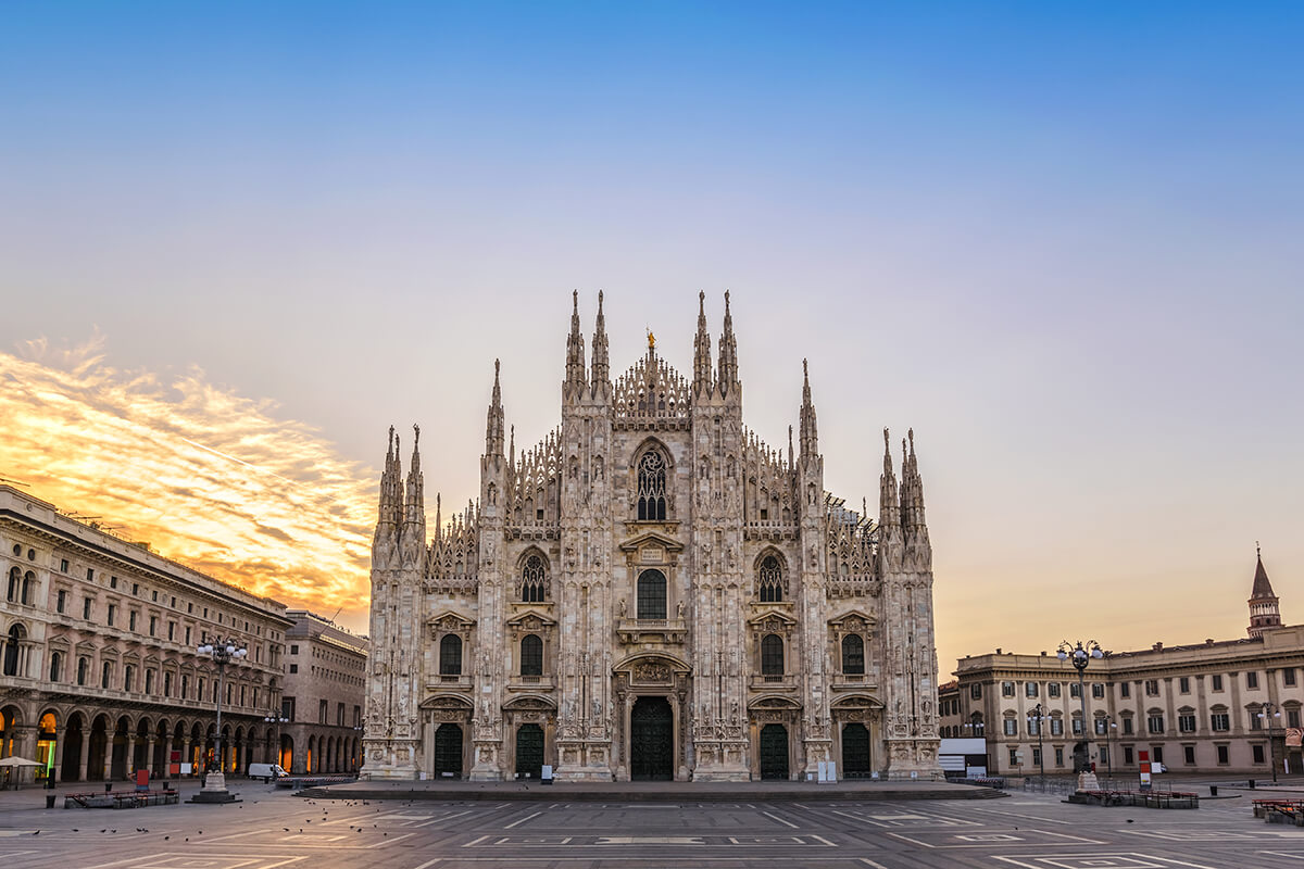 Avrupa’nın en büyük katedrallerinden Duomo Katedrali (Duomo di Milano) şehrin tam merkezinde bulunan muhteşem bir yapı.