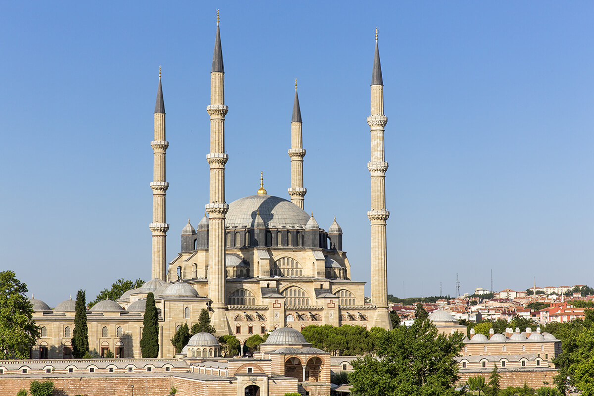 Mimar Sinan’ın da ‘’Ustalık eseri’’ olarak bahsettiği Selimiye Cami, şehrin en önemli simgesi. 85 metre uzunluğundaki ince minareleri, çini işlemeleri ve zarafeti ile ziyaretçilerini büyülüyor.