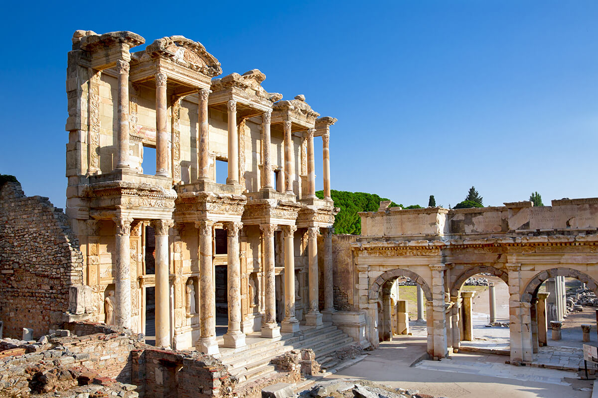 Efes Antik Kenti, çağının en önemli politik ve ticaret merkezi olduğu için antik çağları ayrıntısıyla gözler önüne serer.