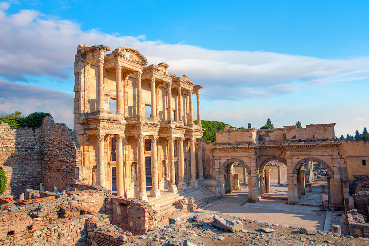 “Dünyanın 7 Harikası”ndan biri olarak da kabul edilen Artemis Tapınağı’na ev sahipliği yapan Efes Antik Kenti, günümüzde Türkiye’nin en popüler turistik merkezlerinden biri.