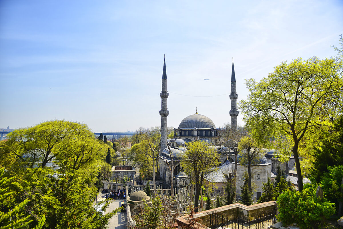 İstanbul’un tarihi simgelerinden Eyüp Sultan Cami, Haliç’in kıyısında asırlardır ziyaretçilerini ağırlamaya devam ediyor.