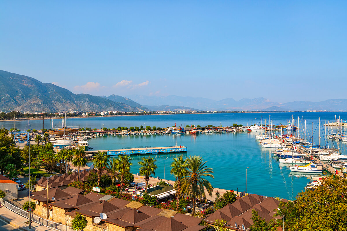 Portakal ve zeytin ağaçlarıyla süslü, Kaş’la komşu olmasına rağmen sessizliğini ve doğallığını korumuş sakin tatil isteyenlerin vazgeçemediği bir ilçe burası.