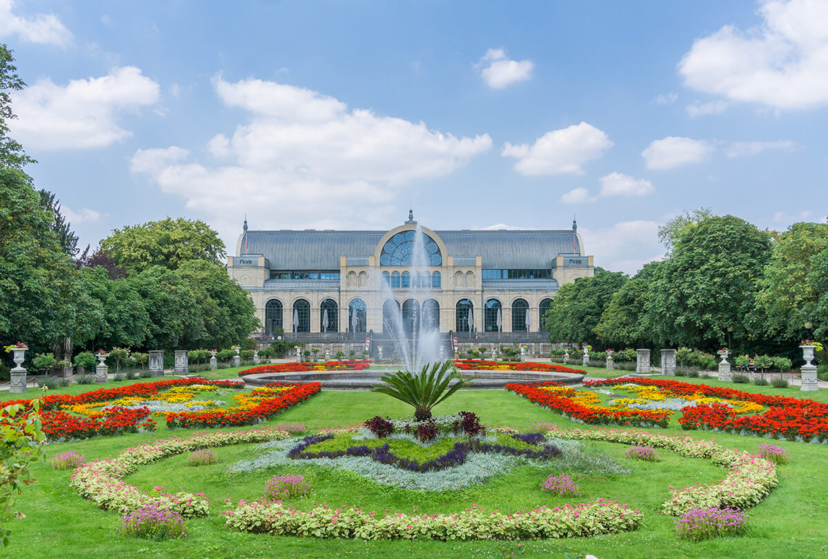 Rengarenk çiçeklerin ve yemyeşil ağaçların arasında kendini huzurlu hissedenlerdenseniz, Flora und Botanischer Garten Köln'de geçireceğiniz bir saat bile size çok iyi gelecek.