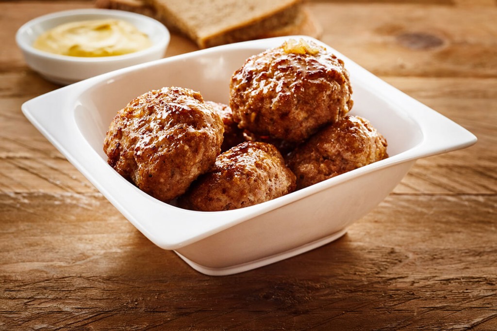 İsveç köftesinin kardeşi diyebileceğimiz frikadeller de Danimarka’nın ünlü köftesi olarak Kopenhag sofralarında yerini alıyor.