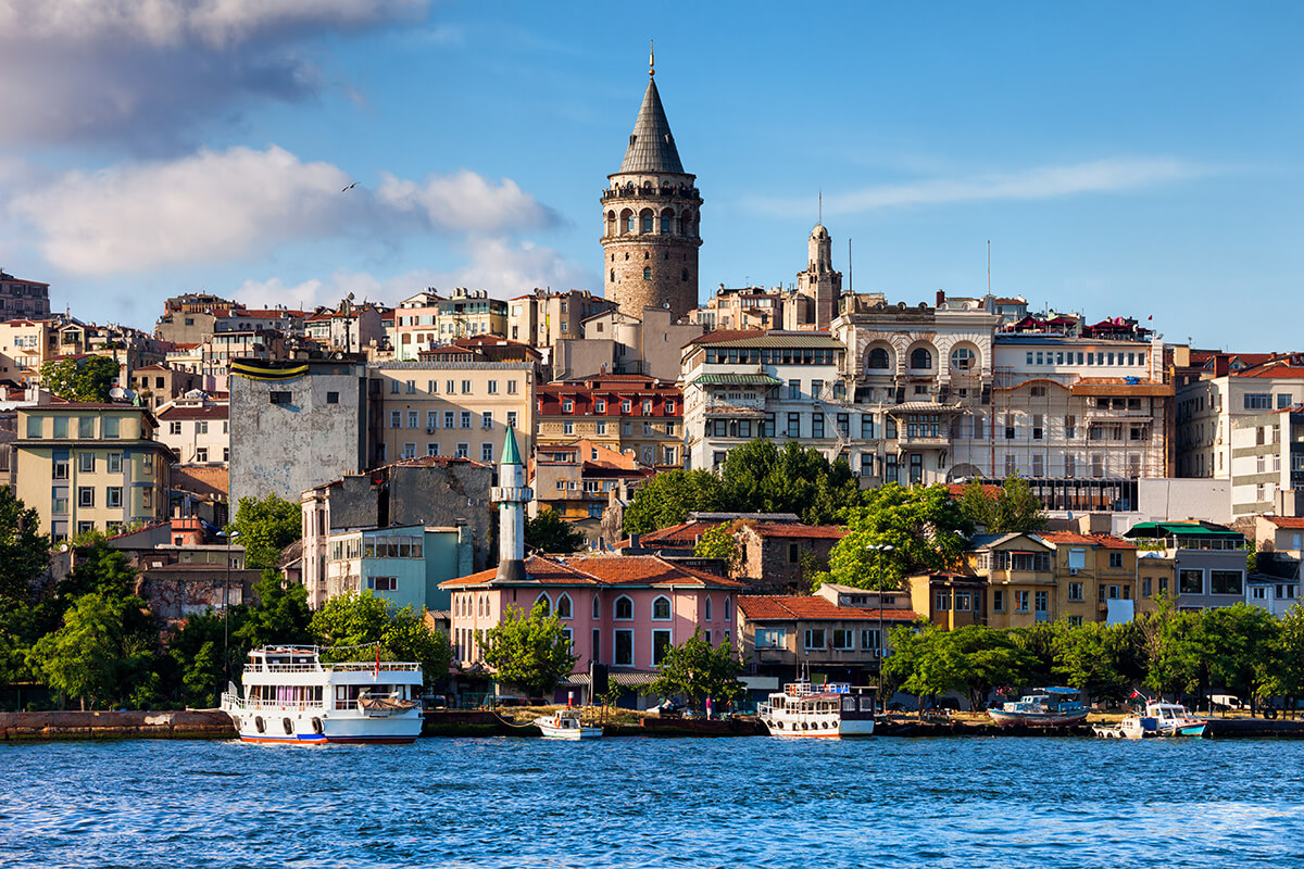 İstanbul silüetinin en güzel kahramanlarından Galata Kulesi, estetik duruşu ve tarihî önemiyle şehrin en sevilen detaylarından.