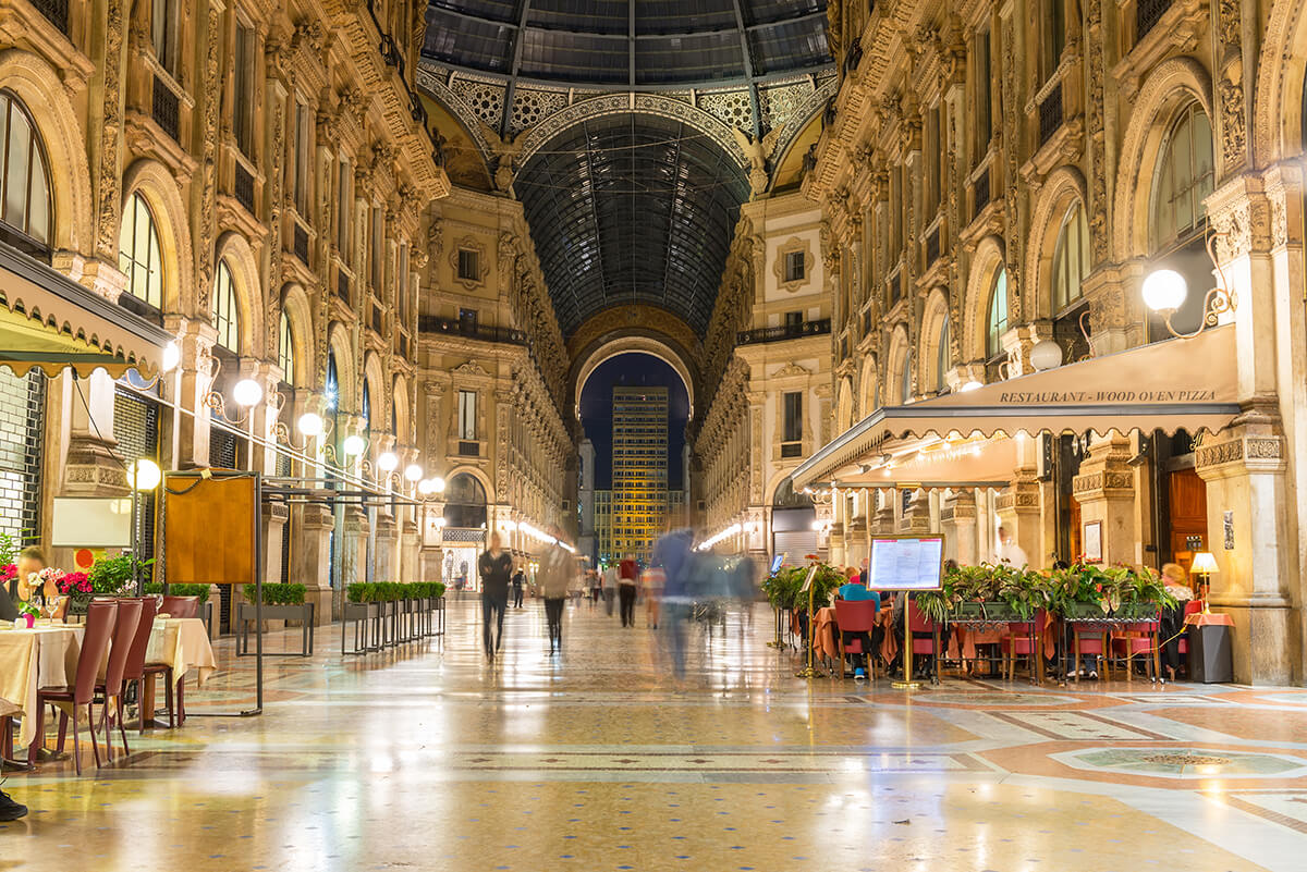 Ondan standart bir AVM bekleyemezdik ama Galleria Vittorio Emanuele II bizi şaşkına uğratacak kadar güzel bir alışveriş mekanı.