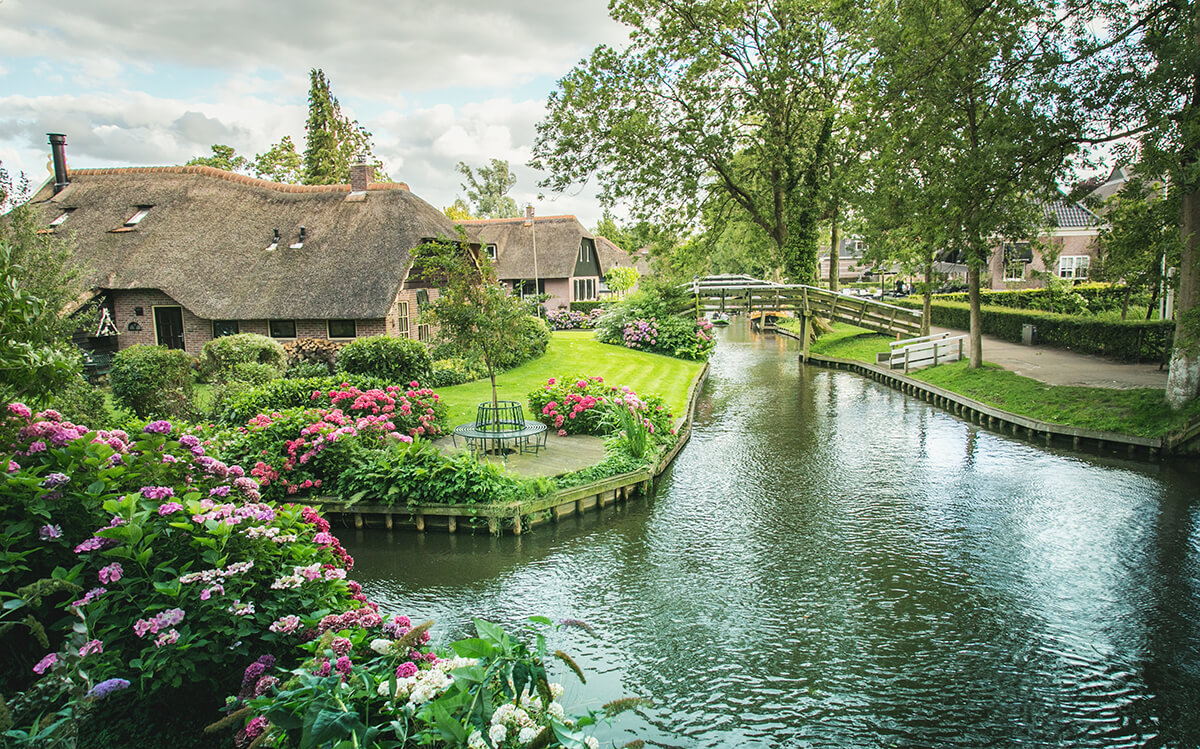 Amsterdam köylerinden en sevileni ve en turistik olanı şüphesiz; Giethoorn.