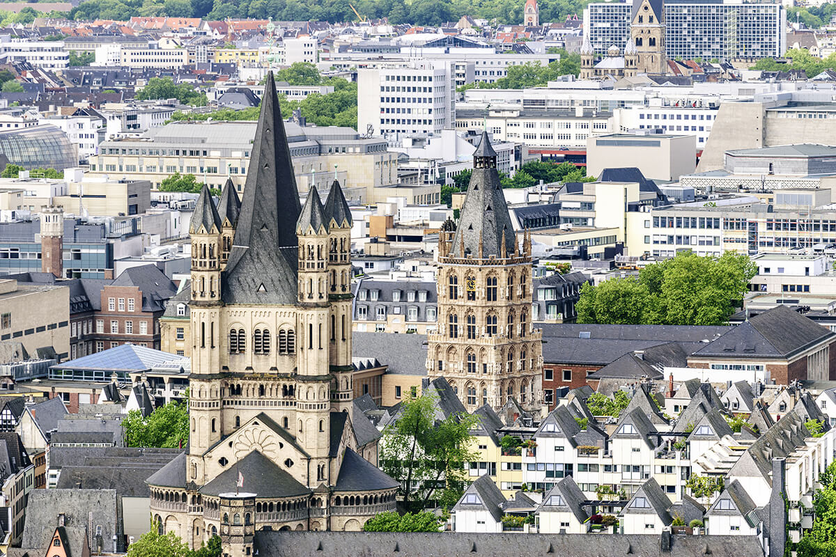 Köln’ün Eski Şehir bölgesinde görebileceğiniz bir diğer şaheser de Büyük Aziz Martin Kilisesi. 1150-1250 yılları arasında yapılan kilise, Romalılar zamanından kalan eski bir depo alanının üzerine inşa edilmiş.