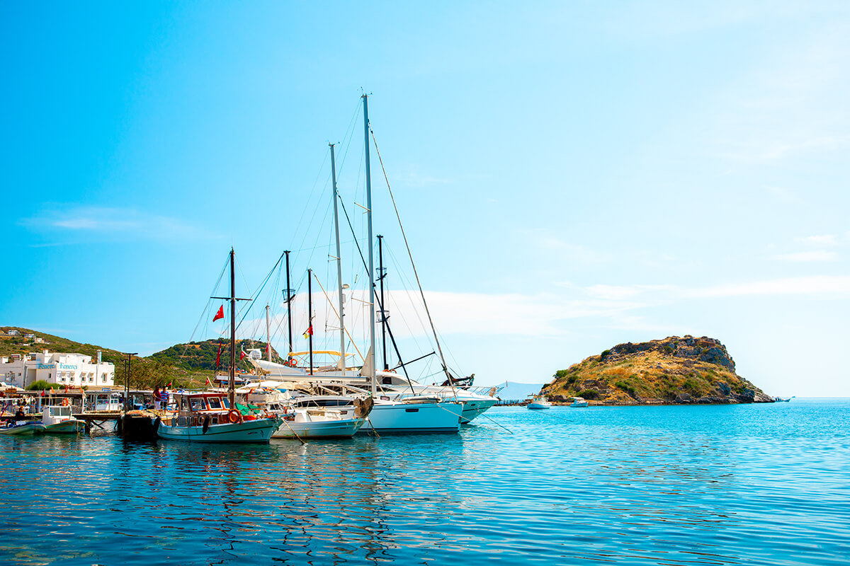 Bodrum’un gözde tatil mekânlarına ev sahipliği yapan Gümüşlük’te, denizin tadını çıkarabileceğiniz keyifli bir halk plajı var.