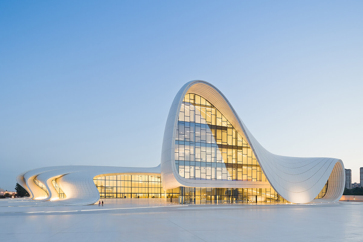Bakü’de mutlaka görmeniz gereken bir diğer yapı ise ünlü mimar Zaha Hadid’in imzasını taşıyan Haydar Aliyev Kültür Merkezi.