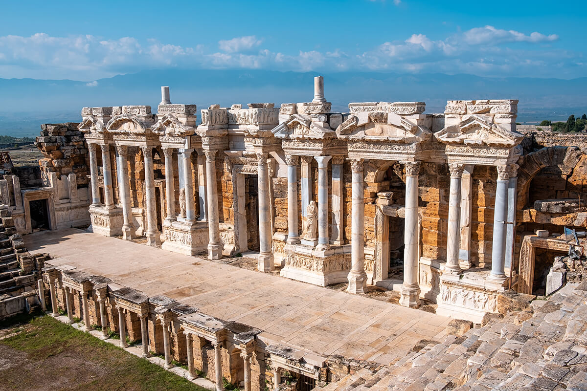 Travertenlerin arka kısmında kalan alan, Genç Helenistik dönemde yaşamın sürdüğü Hierapolis Antik Kenti’ne ev sahipliği yapıyor.