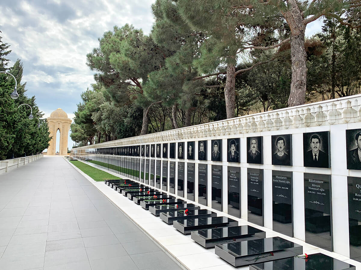 Bakü’nün tarihi noktalarını gezdikten sonra şehrin önemli miraslarından Şehitler Hiyabanı’nı da ziyaret edebilirsiniz.