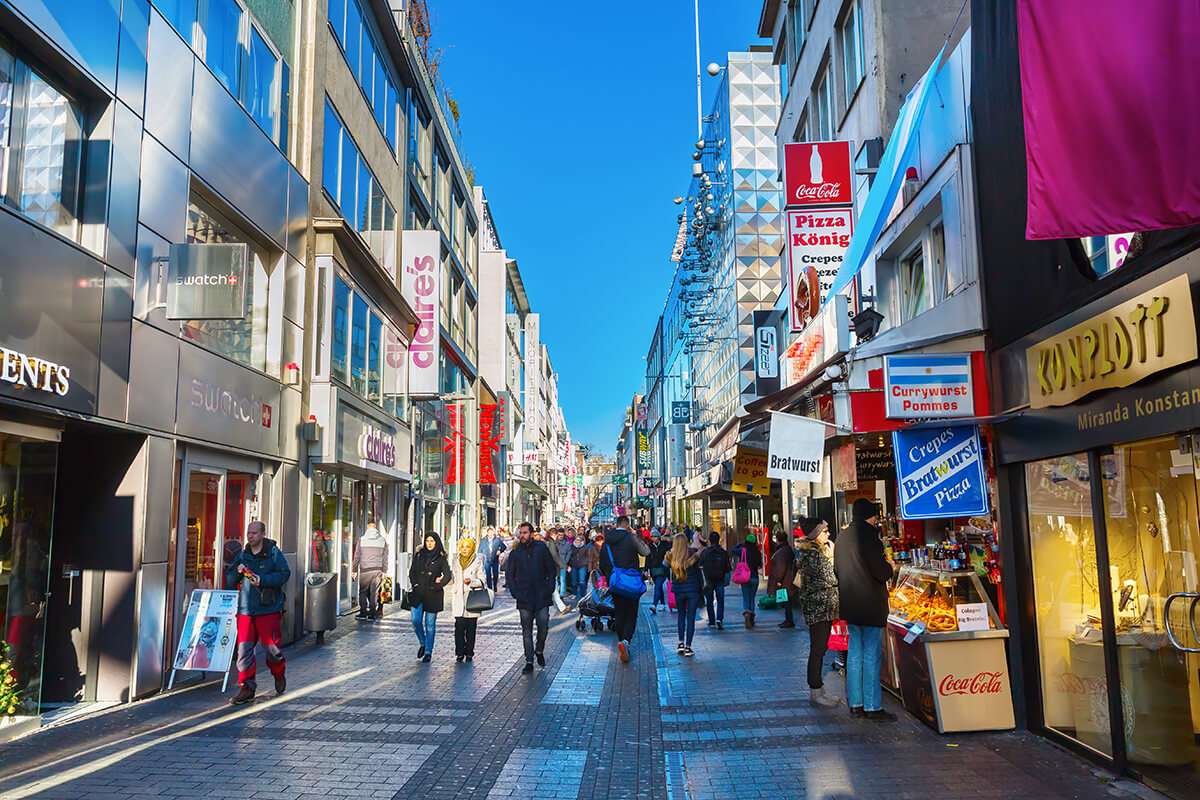 Şehri keşfetmek için yürüyüş yapmak en güzel yol. Köln’ün en ünlü caddesi Hohe Strasse yürüyüş ve alışveriş için en güzel alternatiflerden biri.