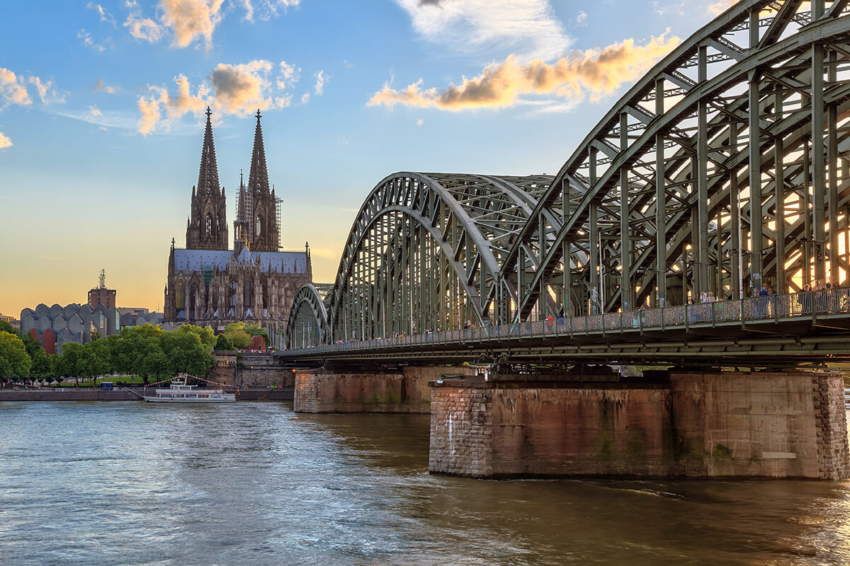 Köln’e geldiğinizde görüntüsüne hayran kalacağınız şehrin simgelerinden birisi de ünlü Hohenzollern Köprüsü.