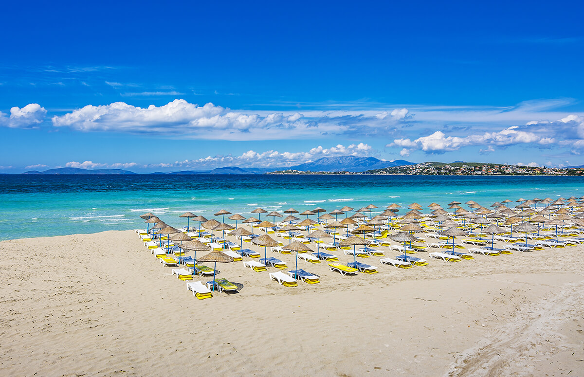 Maldivler’in ruhunu hissetmek için çok uzağa gitmeye gerek yok. İzmir’in Çeşme ilçesinde yer alan Ilıca Plajı tam da böyle bir plaj.