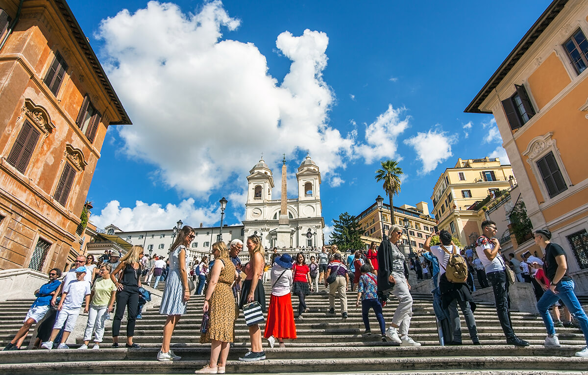 Roma gezisinde, Piazza di Spagna yeni İspanyol Meydanı’na geldiğinizde sizi uzun merdivenler karşılayacak