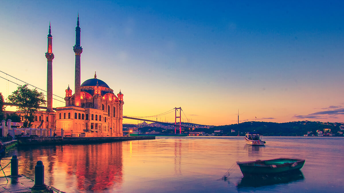 İstanbul tarihî dokusunu kaybetmemiş, şairlere adına birçok şiir yazdırmış bir şehir.