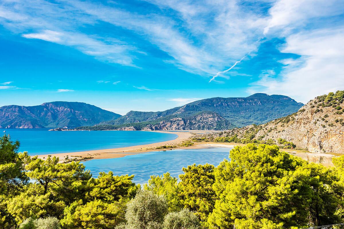Muğla’nın Ortaca ilçesinde yer alan Dalyan, yemyeşil doğası ve Köyceğiz Gölü ile herkesin gönlünü fethediyor.