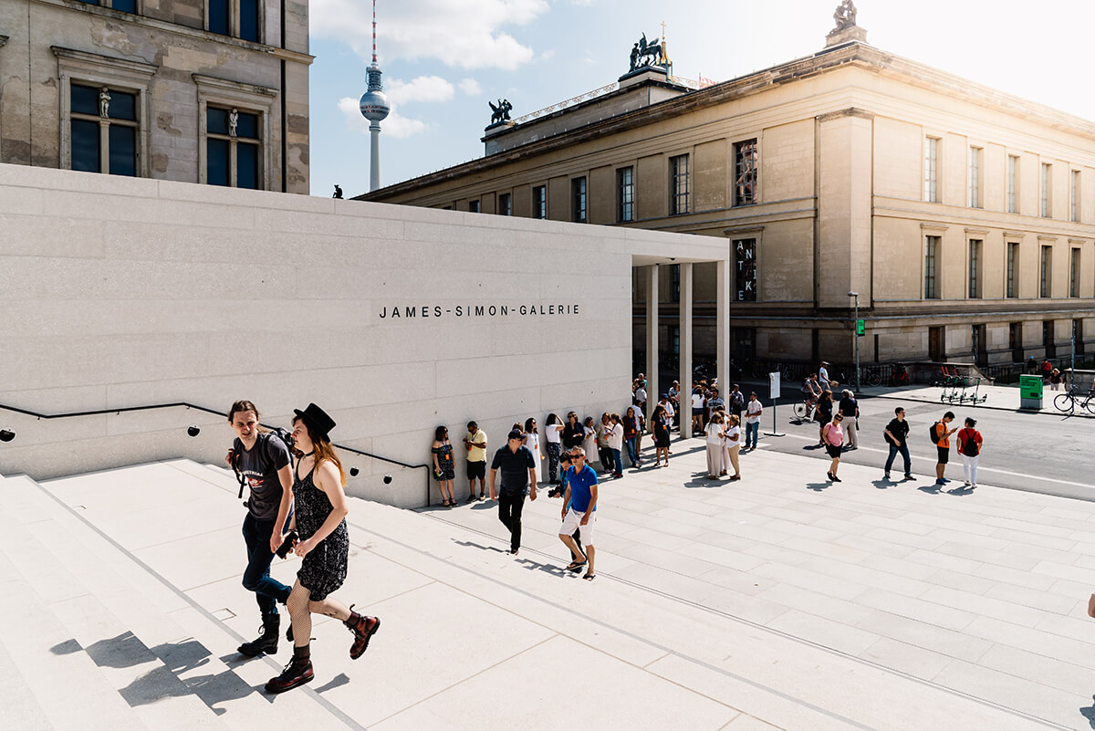 Berlin Müzeler Adası’nın üzerinde bulunan yapılar ve müzelerin arasına yeni katılan James Simon Gallery, adada yapılan son müze.