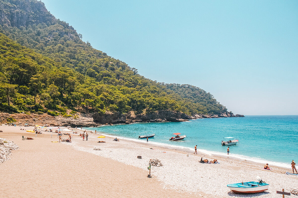 Masmavi denizi, çevresini saran yemyeşil ağaçları ve kumluk olmasıyla bilinen Kabak Plajı, Muğla’nın Fethiye ilçe merkezine sadece 1 saat uzaklıkta.