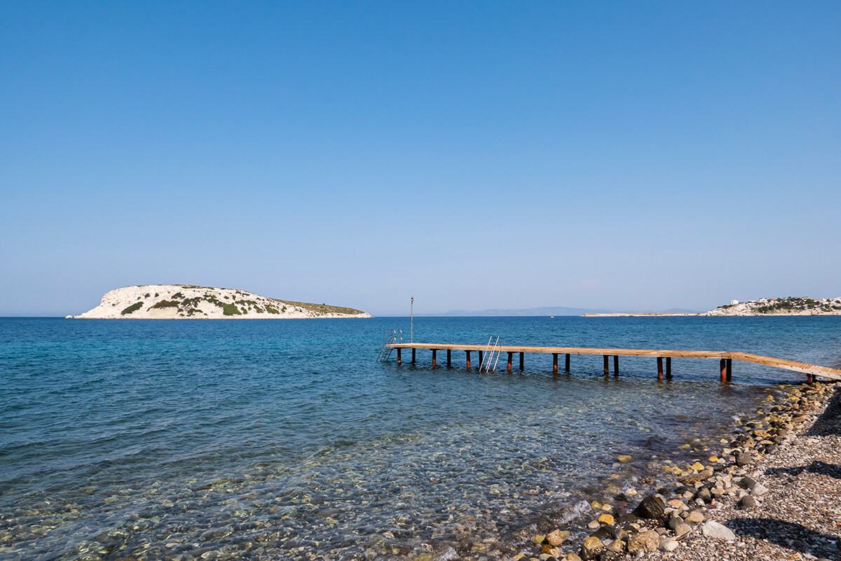 İzmir’in sakin ve huzur dolu tatil beldelerinden Karaburun, masmavi deniziyle Ege Bölgesi’nin en güzel koylarına ev sahipliği yapıyor.