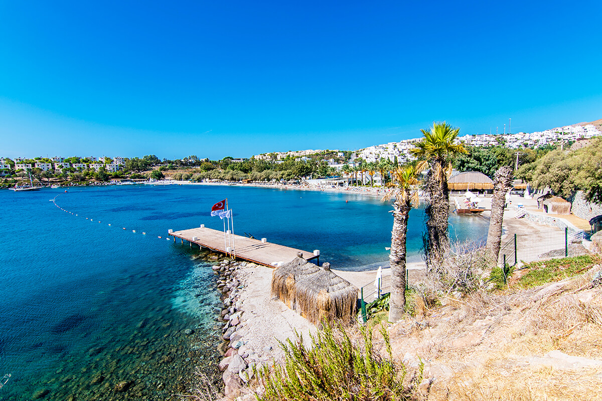 Bodrum’un tatil sitelerinin yoğun olduğu Akyarlar mevkiinde yer alan Karaincir Plajı, küçük bir alana sahip olsa da tertemiz denizi ile yüzmek için en keyifli yerlerden.